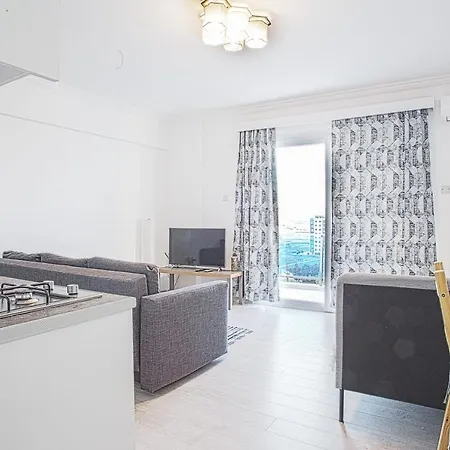 Royal Life Poseidon Trikomo